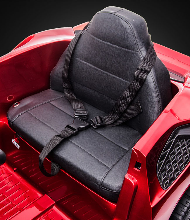 Oto điện trẻ em Maserati MC20 có ghế ngồi lớn, rộng rãi. Dây an toàn chắc chắn đảm bảo cho sự an toàn của trẻ khi lái xe